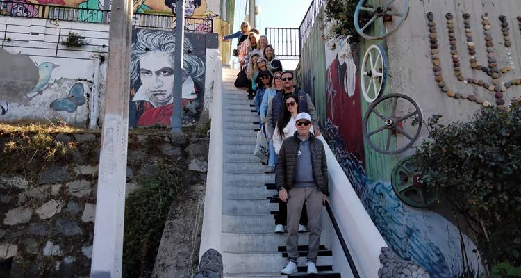 Groupe de touristes sur un escalier décoratif.