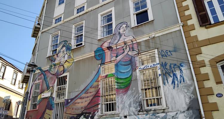 Façade de bâtiment avec art mural coloré.