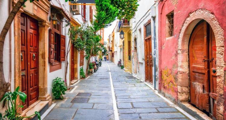 Ruelle pittoresque avec des bâtiments colorés et des plantes.