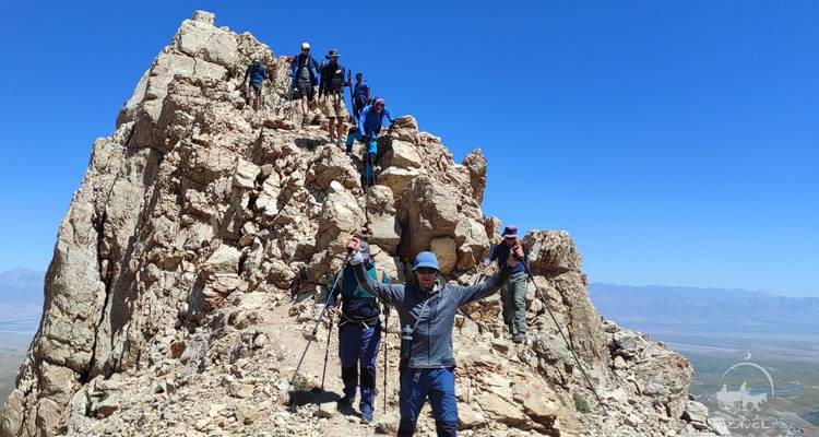Groupe de personnes faisant de la randonnée sur une crête rocheuse de montagne.