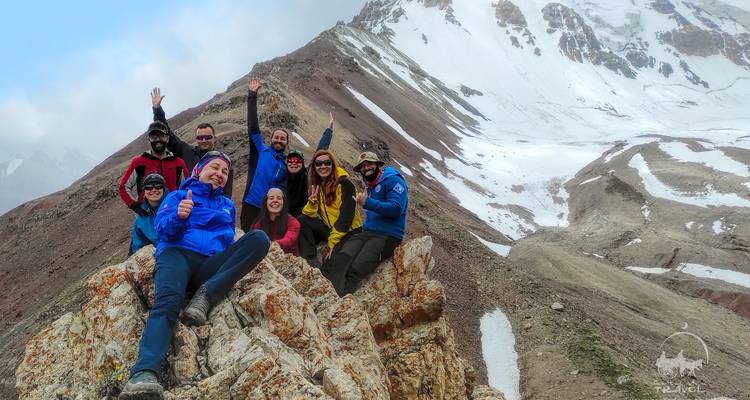 Groupe de randonneurs posant au sommet d'une montagne.