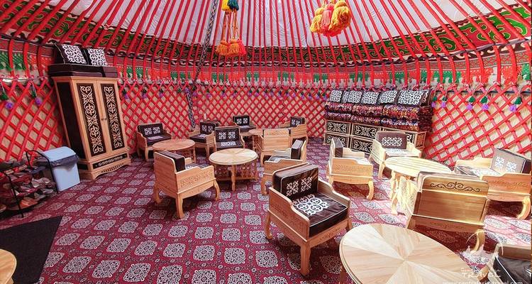 À l'intérieur d'une yourte traditionnelle avec des sièges décorés.