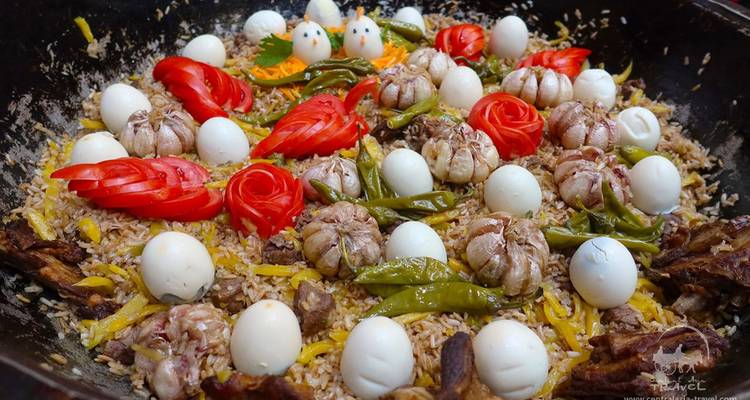 Un plat avec divers ingrédients colorés.