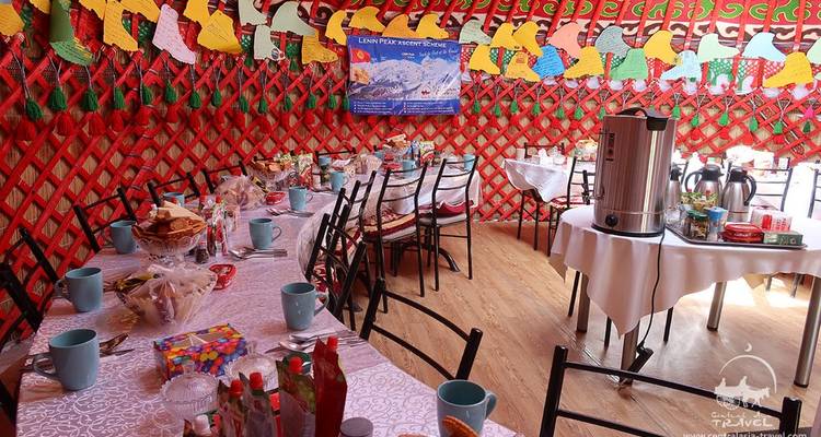 Zone de repas décorée à l'intérieur d'une yourte.