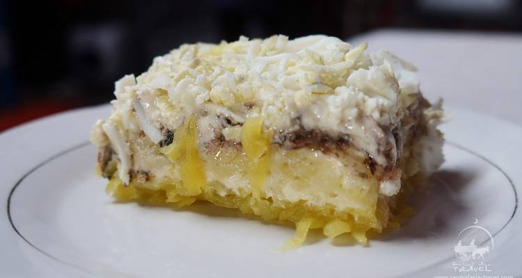 Un dessert ou un plat dans une assiette, vue en gros plan.