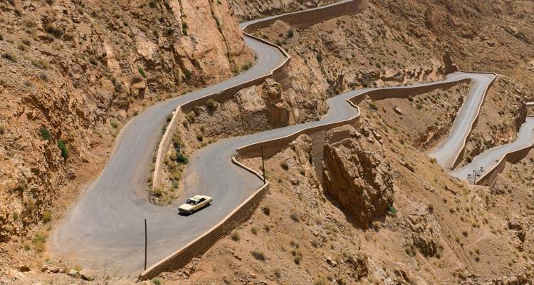 Route de montagne sinueuse avec des virages serrés.