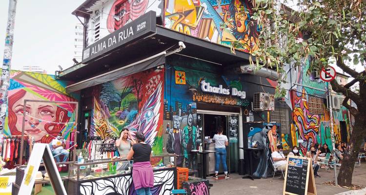 Rue urbaine colorée avec des peintures murales et de l'art graffiti.