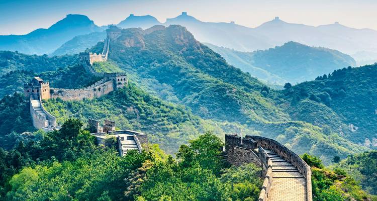 Malerische Aussicht auf die Chinesische Mauer, die sich über bergiges Gelände erstreckt.