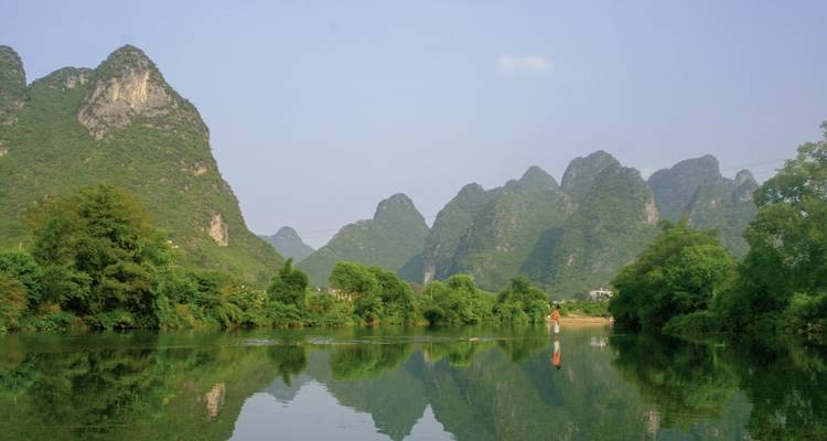 Kalkstein-Karstlandschaft mit Flussspiegelung in Yangshuo.