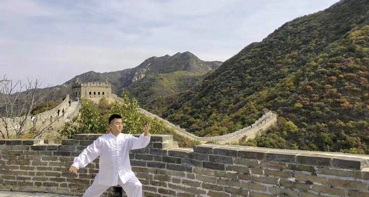 Mann praktiziert Kampfkunst auf der Chinesischen Mauer.