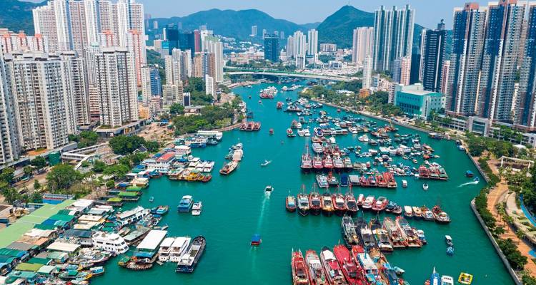 Vue aérienne de la rivière avec des bateaux dans la zone urbaine de Hong Kong.