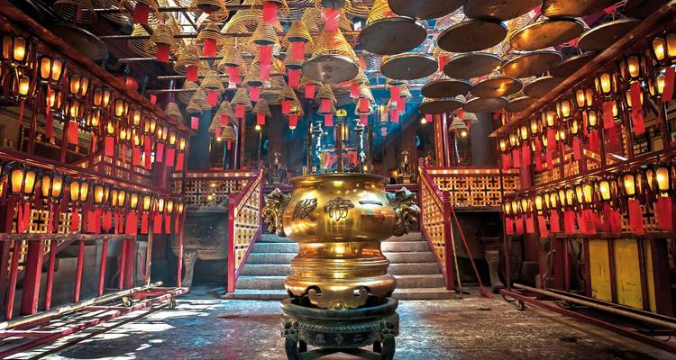 Intérieur d'un temple avec spirales d'encens et autel, Hong Kong.