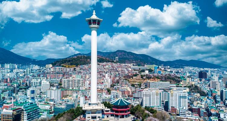 Uitzicht op de Busan Tower met stadsarchitectuur en bergen op de achtergrond, Busan, Zuid-Korea.