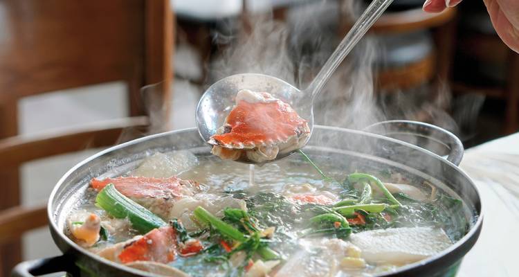 Dampende hete pot van de Koreaanse keuken met groenten en zeevruchten.