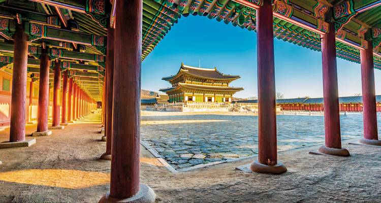 Traditionelle Architektur eines koreanischen Palastes unter blauem Himmel, Gyeongbokgung, Seoul.