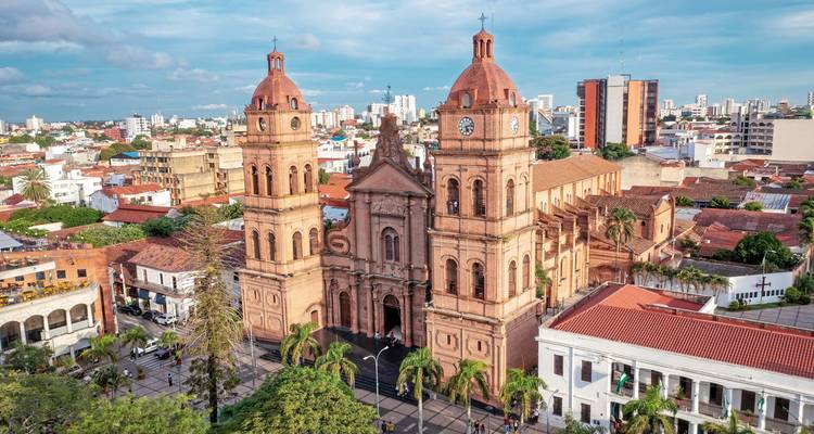 Blick auf eine historische Kathedrale und die umliegende Stadt in Santa Cruz.