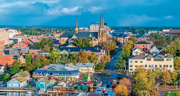 Luftaufnahme einer Stadt mit bunten Gebäuden und einer markanten Kirche.