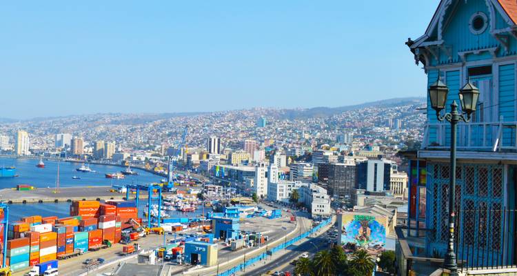 Vue côtière urbaine avec un port à conteneurs coloré.