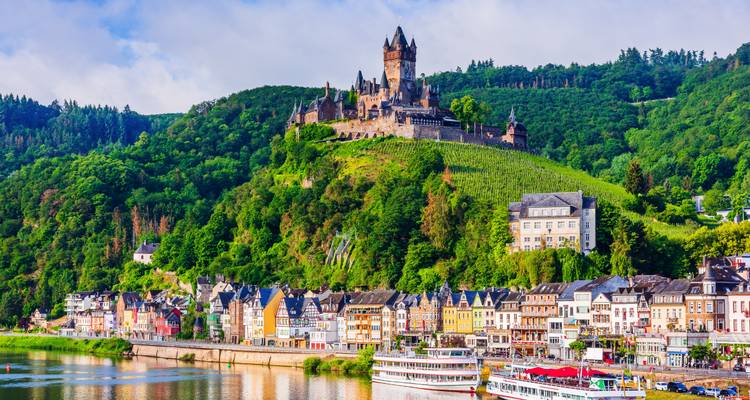 Le château et la ville de Cochem au bord de la Moselle.