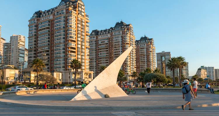 Escena urbana con rascacielos modernos en Viña del Mar.