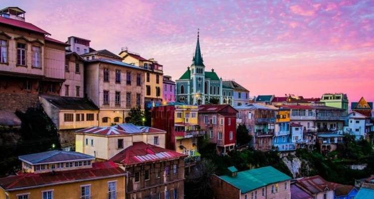 Casas coloridas en Valparaíso con una vista panorámica.
