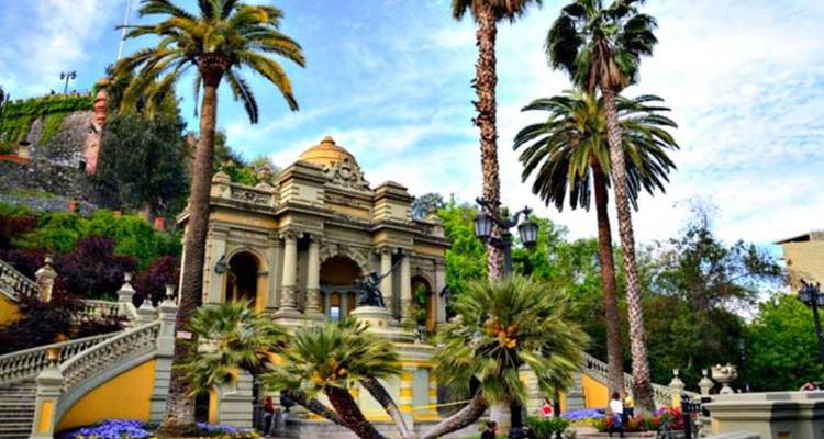 Edificio histórico y palmeras en Santiago.
