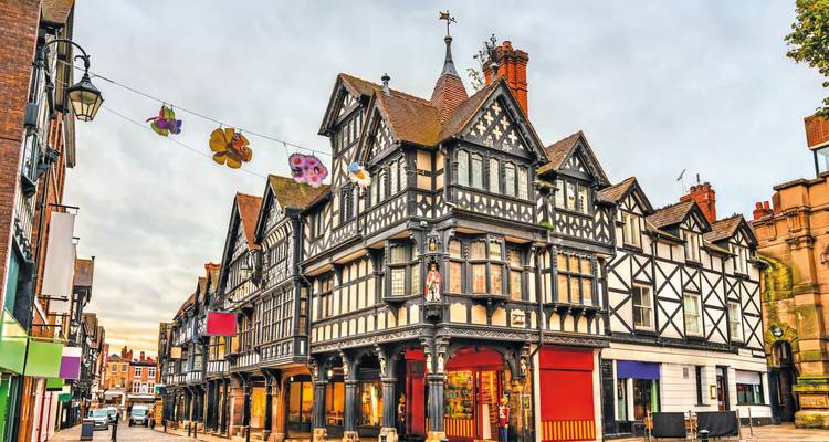 Bâtiment traditionnel de style Tudor dans une ville historique.
