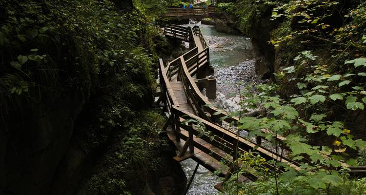 Holzbrücken, die über eine schmale Schlucht führen.