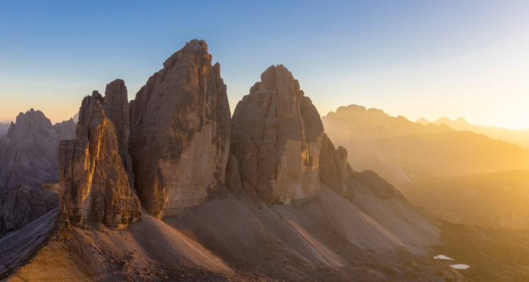 Sonnenuntergangsblick auf dramatische Bergspitzen.