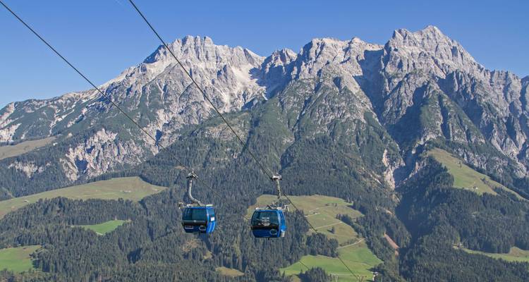 Seilbahnen vor der Kulisse majestätischer Berggipfel.