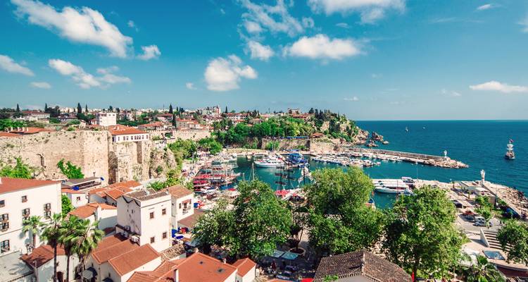 Schilderachtig uitzicht op de kustlijn van Antalya met jachthaven en stadsgezicht.