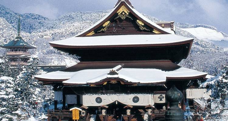 Temple japonais traditionnel couvert de neige.