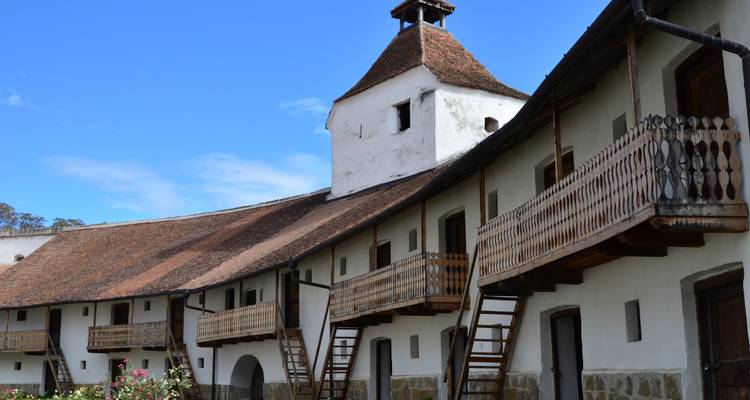 Bâtiment historique avec une tour et des balcons en bois.