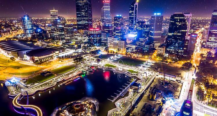 Vue aérienne du paysage urbain la nuit.