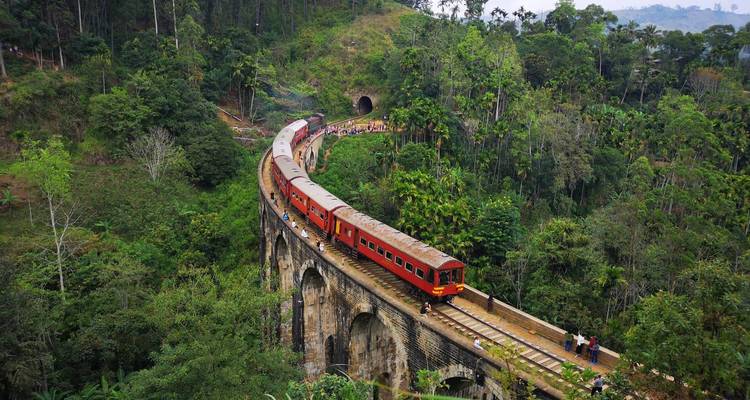 Le pont des Neuf Arches au Sri Lanka avec un train qui le traverse.