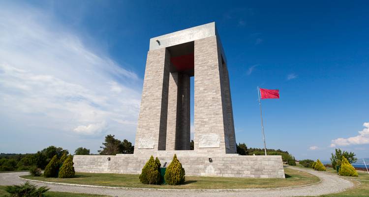 Çanakkale Martelarenherdenkingsmonument met een heldere blauwe lucht.