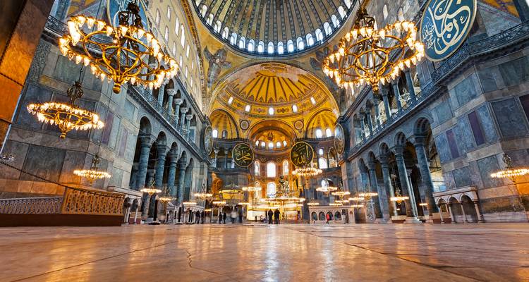 Interieur van de Hagia Sophia met kroonluchters.