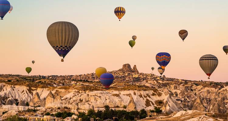 Globos aerostáticos sobre el paisaje rocoso de Capadocia.