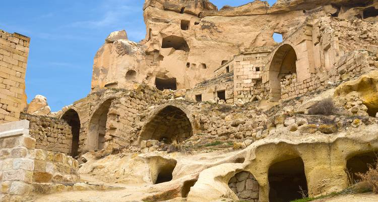Antiguas viviendas rupestres talladas en roca natural.