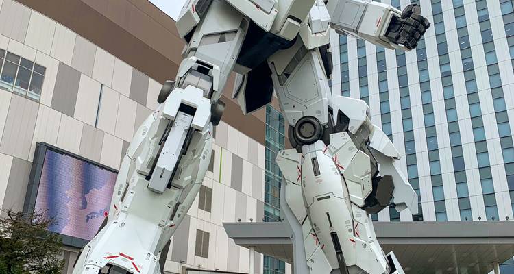 Close-up beeld van een gigantisch robotstandbeeld voor een modern gebouw.