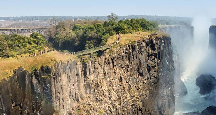 Cataratas Victoria con vista de puente y pasarela.
