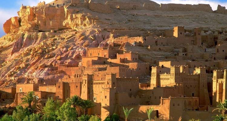 Vue détaillée de l'ancienne ville d'Aït Benhaddou baignée de soleil.