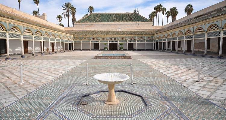 La vaste cour d'un palais marocain aux motifs complexes.