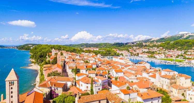 Vue aérienne d'une ville côtière avec des toits de tuiles rouges à Rab, Croatie.