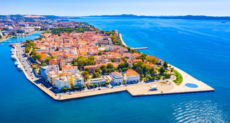 Vue aérienne de la péninsule de Zadar et de la mer.