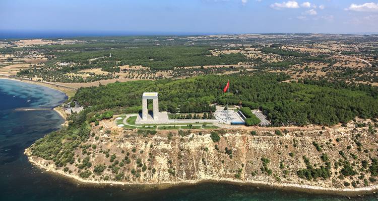 Vista aérea de un monumento en un acantilado costero.