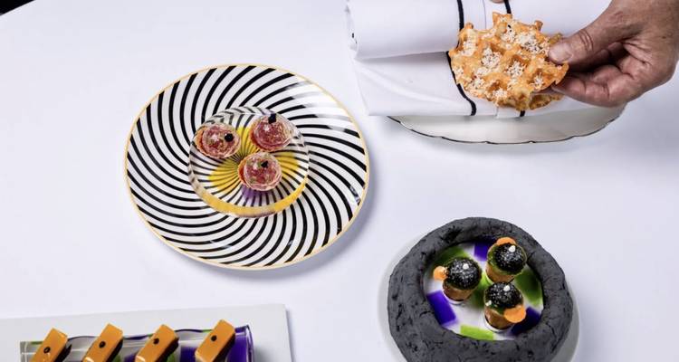 Elegantes aperitivos vietnamitas modernos presentados artísticamente en platos con diseños