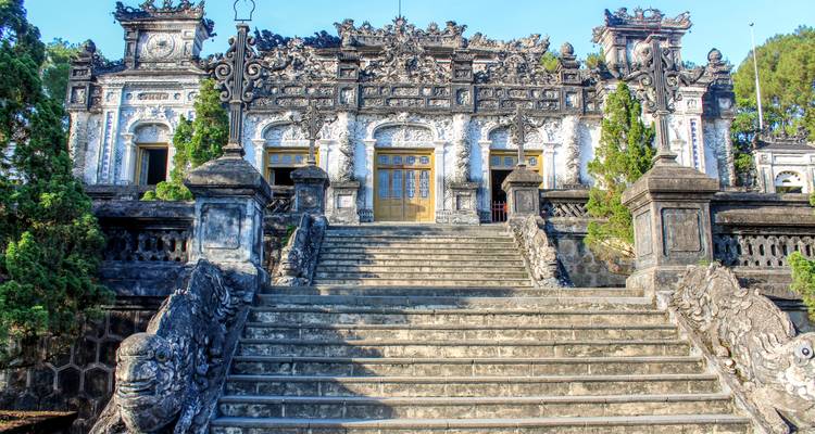 Escalera de piedra ornamentada que conduce a la Tumba de Khai Dinh, ricamente decorada, cerca de Hue