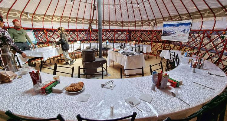 Intérieur d'une yourte avec installation de salle à manger.