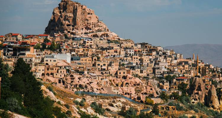 Ville de coteau avec des formations rocheuses uniques et de nombreuses maisons.